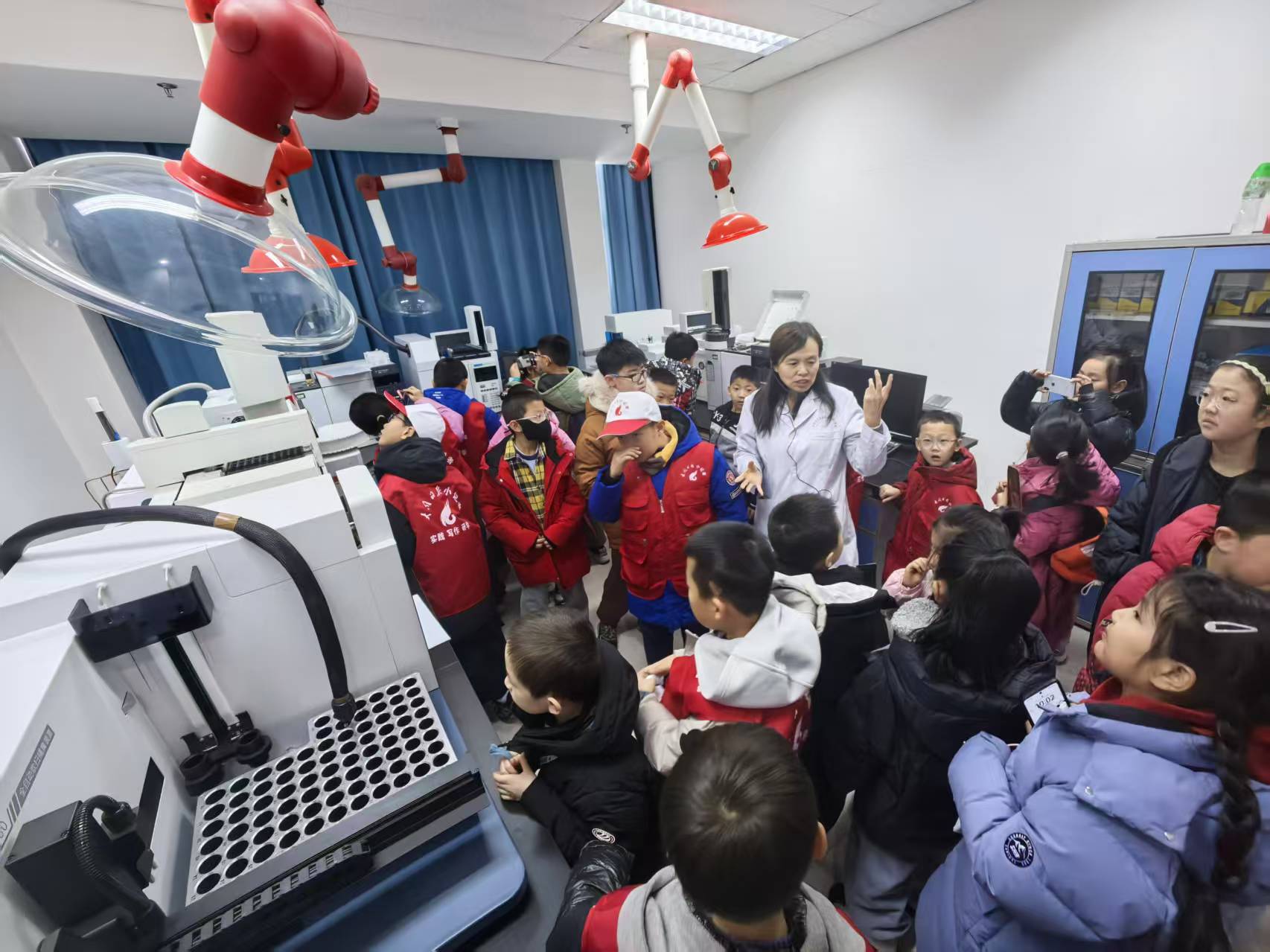 〔公众开放〕大同日报小记者走进实验室 探访环境监测奥秘